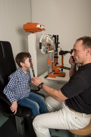 Sehschule für Kinder und Jugendliche Augenarztpraxis Rheydt Untersuchung durch Augenarzt der Vision100